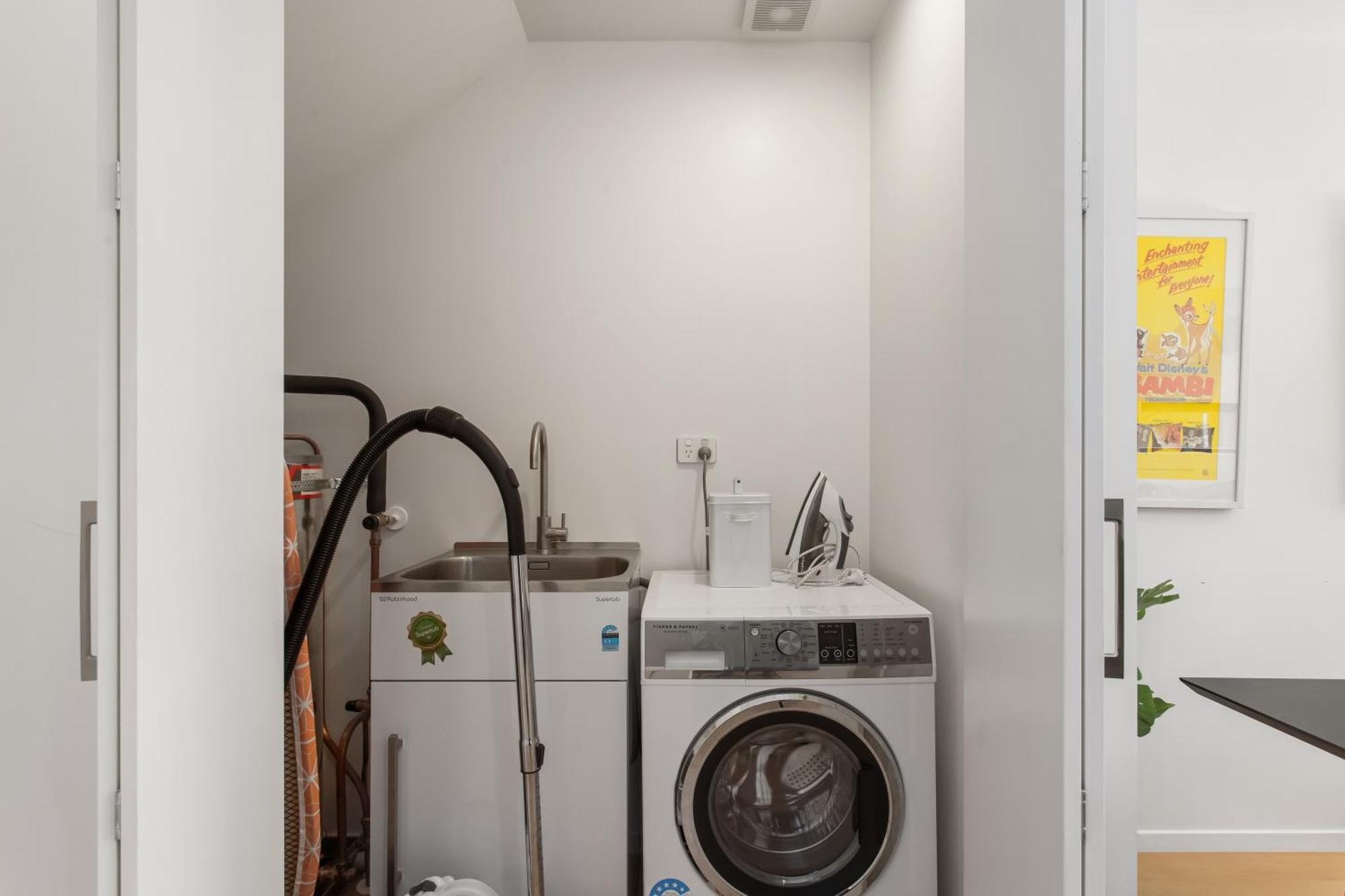 Stylish New 8 Mins Cbd Free Parking Apartment *